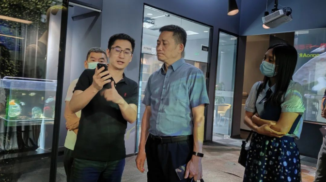 广州市工信局叶嵩领导一行莅临光子晶体科技参观指导