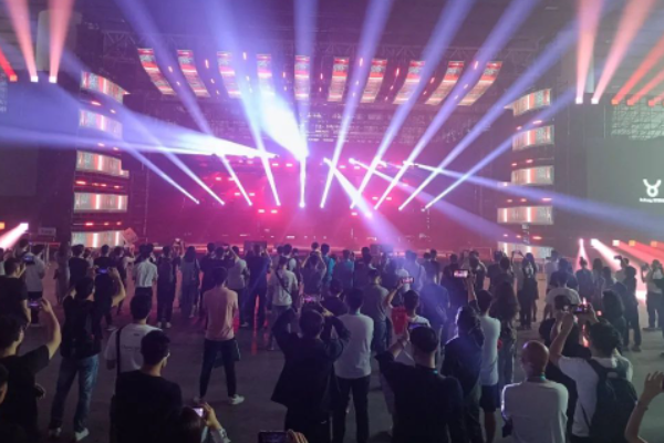 全球专业声光视听盛会在广州开展，光子芯片透明屏缔造舞美视觉新时代