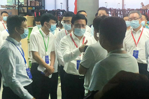 深圳市市长陈如桂一行莅临光子晶体科技参观指导 深圳市市长陈如桂一行莅临光子晶体科技参观指导